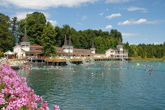 Termální jezero 4 hodiny od Česka: Celý den jen za 500 korun na osobu!